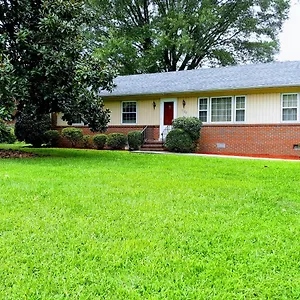Quiet, Clean House W/ Steel Balls Bed & Breakfast